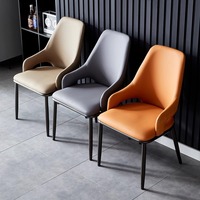 Ensemble de salle à manger ergonomique rembourré, dossier incurvé minimaliste, coussin de siège en mousse souple, pieds en métal noir pour une utilisation moderne dans un café