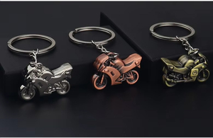 Porte-clés créatif 3D en métal en forme de casque de moto et pendentif de sac locomotive - Product Image 3
