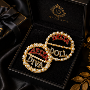 Spilla da bavero da <span class=keywords><strong>donna</strong></span> DST Soror con logo simbolo Delta Diva Delta Doll, decorata con strass rossi <span class=keywords><strong>e</strong></span> perle bianche, per confraternita greca - Product Image 5