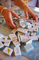 Tuiles de Mahjong en Acrylique Blanc Pur de Qualité Supérieure, Base Haute Brillance avec Impression en Relief Multicolore, Kit Complet de Mahjong Américain