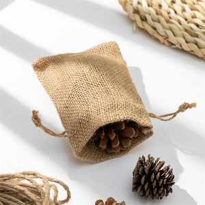 Sac de rangement en chanvre pour petits cadeaux, personnalisable avec logo, pochette à cordon en jute et toile de jute, vente en gros - Product Image 4