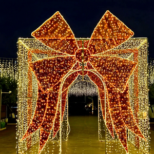 Une grande arche en forme de boîte cadeau transforme les entrées de magasins en attractions photographiques ludiques de Noël pour les familles et les visiteurs - Product Image 1