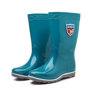 Bottes de pluie épaisses d'hiver pour femmes, chaussures de travail d'extérieur imperméables pour la cuisine, chaussures de nettoyage en caoutchouc, bottes imperméables - Product Image 1