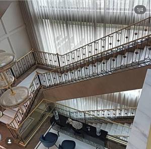 Rampe d'escalier intérieure haut de gamme en fer forgé noir et or avec éléments en laiton et marbre pour la vente en gros - Product Image 3