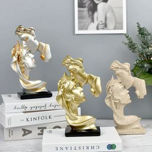 Statue de couple en résine « Baiser Créatif Amour Profond », artisanat décoratif pour la maison, le salon, ou comme cadeau. - Product Image 1