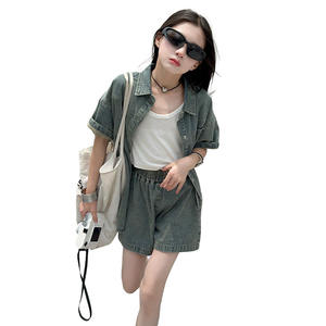 Set Due Pezzi per Bambine: Camicia in Denim a Maniche Corte e Pantaloncini Morbidi con Etichetta sul Colletto - Product Image 5