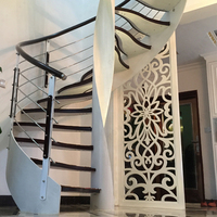 Escalier en colimaçon extérieur préfabriqué moderne en acier inoxydable avec marches en bois massif, garde-corps en câble de verre et main courante courbée pour appartement