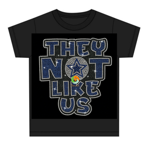 Transfer Termoadesivo con Strass 'They Not Like Us Cowboys Football' per Magliette, Motivo Squadra Sportiva - Product Image 1