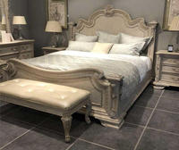 Französisches Massivholz-Bettgestell mit Handgeschnitztem Gewölbtem Kopfteil, Antik Distressed, King/Queen Size, Schlafzimmer-Paneelbett