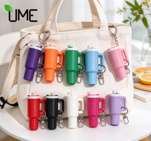 Porte-clés mini tasse coloré avec logo personnalisé, breloque porte-clés mignonne en forme de bouteille pour souvenirs de fête et cadeaux d'affaires - Product Image 1
