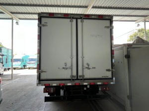 Рефрижераторный грузовик Isuzu KV100, 3-5 тонн, фургон 4,2 м, дизельный, механическая КПП, левый руль, для горячих продаж - Product Image 4