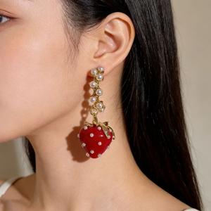 Boucles d'oreilles pendantes en forme de fraise pour femmes, en alliage de zinc, perles rondes blanches, serti griffe, pour usage quotidien, design en forme de fruit - Product Image 5