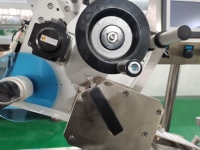 Etiquetadora Autoadhesiva de Alta Velocidad para la Industria de Ciencias de la Vida