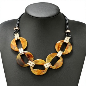 Collier tendance en résine géométrique plaqué or vintage, bijoux de luxe, colliers en acrylique de qualité pour femme, idéal pour les mariages - Product Image 1