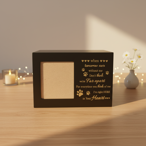 Haustier-Gedenkurne für Asche - Schwarze Holz-Erinnerungsbox mit Pfotenabdruck-Gravur & Fotohalter - Product Image 4
