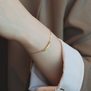 สร้อยข้อเท้าสแตนเลสสตีลชุบทองสำหรับผู้หญิงรุ่นใหม่ Luxe ประดับด้วยลูกปัดสี่เหลี่ยมเล็กๆ ทนทานต่อการซีดจาง - Product Image 5