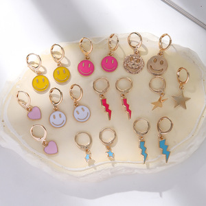 Boucles d'oreilles créoles en alliage de zinc, motif visage souriant, tendance, pour soirée, ensemble de boucles d'oreilles pendantes colorées à motif dessin animé - Product Image 1