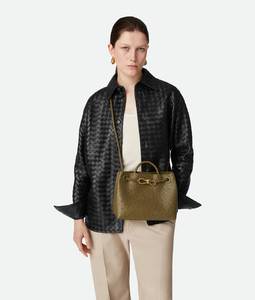 Sac à main Bottega BV Small Andiamo Chain en cuir Intrecciato avec détail de nœud signature et poignée tubulaire en cuir Veneta - Product Image 2