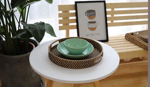 Plateau de table basse rond en rotin blanc tressé moderne et durable avec poignées pour la décoration de la maison et de la cuisine - Product Image 6