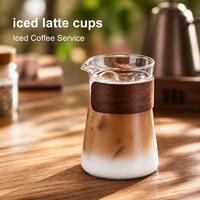 Tasses à café en verre de 380 ml et tasses à latte glacé avec manchon en bois en option, bec verseur, OEM ODM, articles de boisson