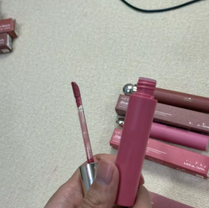 ลิปออยล์วีแกนขายส่ง ลิปสติกเนื้อนุ่ม ครีมมี่ กันน้ำ 5 สี ติดทนนาน ลิปกลอสธรรมชาติ รับผลิตตามสั่ง - Product Image 4