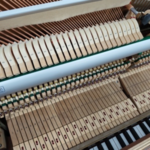 Piano droit Samick SC300SS d'origine coréenne, vintage, grand, avec pupitre de musique, finition bois satiné chaud, idéal pour la pratique à domicile - Product Image 3
