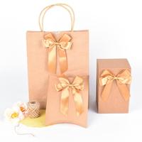 Noeuds en ruban rouge à quatre boucles faits à la main avec élastique ou ruban adhésif double face 3M pour ensemble de flacons de parfum, de vin et de shampoing