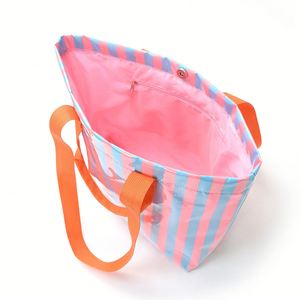 Sac fourre-tout imperméable à rayures audacieuses pour femme, grand sac à bandoulière brillant en PVC, idéal pour l'été, la plage, la piscine, les vacances, les voyages, facile à nettoyer - Product Image 3