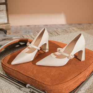 Zapatos de Novia de Satén con Tacón Cuadrado y Punta en Pico, Modelo Mary Jane 7777-4 - Product Image 1