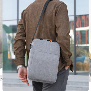 Nova Bolsa Transversal Impermeável Oxford com Zíper para Laptop e <span class=keywords><strong>Tablet</strong></span> (<span class=keywords><strong>10</strong></span>-14 polegadas) - Modelo Simples - Product Image 5
