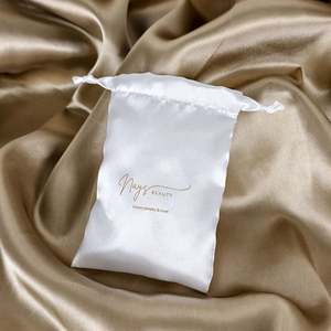 Bolsa de satén negra de lujo de alta gama para extensiones de cabello, con logotipo personalizado impreso y cordón, para regalo. - Product Image 3