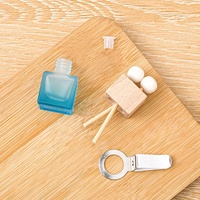 Diffuseur d'aromathérapie de voiture intelligent avec couvercle personnalisé 8ml givré coloré pince pour bouche d'aération parfum bouteille en verre bouteille carrée