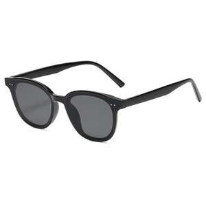 Lunettes de soleil Qianai pour femmes, monture carrée, protection UV400, rivets irréguliers à pois, lunettes de conduite tendance - Product Image 4