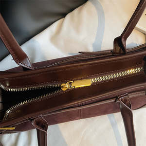 Sac à bandoulière pour femme, logo personnalisé tendance, luxe neuf, nouvelle fermeture éclair design. - Product Image 6