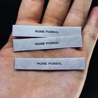 Étiquettes tissées personnalisées minimalistes et imperméables avec forme et logo sur mesure pour la marque de vêtements haut de gamme, MOQ 100 pièces