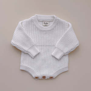 Mameluco de punto grueso de manga larga para recién nacido, de algodón, color blanco crema, con patas cortas, ideal para el regreso a casa, con espacio para el nombre. - Product Image 6