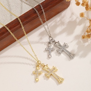 Collana a doppia croce con zirconi incastonati a castone, stile europeo-americano, bicolore oro e argento, di nicchia, di alta gamma, a strati - Product Image 3
