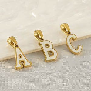 Amuleto con Letra en Forma de Concha |   Colgante de Acero Inoxidable con Baño de Oro PVD de 18K y Letra Inicial de Concha Natural |   Impermeable e Hipoalergénico - Product Image 2