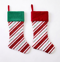 Chaussette de Noël moderne et tendance à rayures bonbons en peluche scintillante