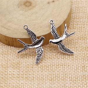 Colgante de golondrina en vuelo de 29x21mm, de aleación de zinc con acabado en plata envejecida, <span class=keywords><strong>para</strong></span> tobillera estilo tatuaje náutico - Product Image 2