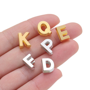 Dijes de letras de aleación de zinc en color oro y plata con orificio plano para pulseras, llaveros y accesorios de joyería DIY. - Product Image 4