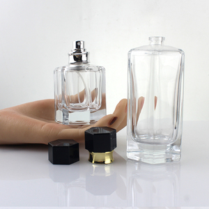 Flaconi di Profumo in Vetro Bianco Trasparente a Righe, Eleganti e Portatili, 30/50/100ml con Erogatore a Pompa e Serigrafia Personalizzata - Product Image 4