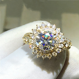 Anello Nuziale di Lusso per Donne, Elegante Gioiello Scintillante da Dito - Product Image 1