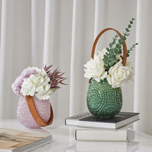 Arreglo Floral Artificial Duradero en Jarrón <span class=keywords><strong>de</strong></span> Cerámica Vintage con Asa <span class=keywords><strong>de</strong></span> Cuero, Decoración para Mesa <span class=keywords><strong>de</strong></span> Oficina en Casa - Product Image 3