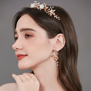 Nouvel ensemble <span class=keywords><strong>de</strong></span> bijoux <span class=keywords><strong>de</strong></span> mariée vintage avec diadème en alliage plaqué or à motif floral et feuilles, et boucles d'oreilles en perles en forme <span class=keywords><strong>de</strong></span> grappe - Product Image 1