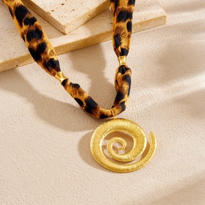 Fashionable Retro Printed Ribbon Chain Leopard Print Floral Drip Square Spiral Gold Plated Pendant Necklace Party Jewelry - Product Image 4