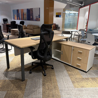 Bureau de direction moderne et durable avec pieds en métal et design à panneaux, bureau de luxe en bois pour PDG