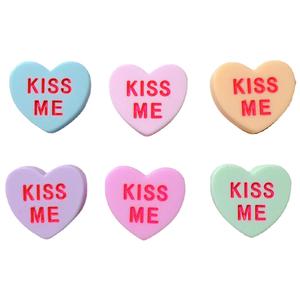 100 pièces/sac mat coeur forme Kiss Me résine breloques pour <span class=keywords><strong>Slime</strong></span> Mobile étui porte-clés bricolage artisanat décoration - Product Image 1