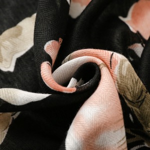 Sciarpa Tichel da donna con stampa floreale di colore nero con stampa floreale personalizzata foulard Pre-annodato traspirante di <span class=keywords><strong>grandi</strong></span> dimensioni sciarpe autunnali - Product Image 4