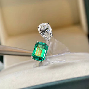 Anello Smeraldo F1748 con Taglio a Pera e Montatura a Griffe, Anello Classico da Donna con Gemma Preziosa per Fidanzamento - Product Image 3